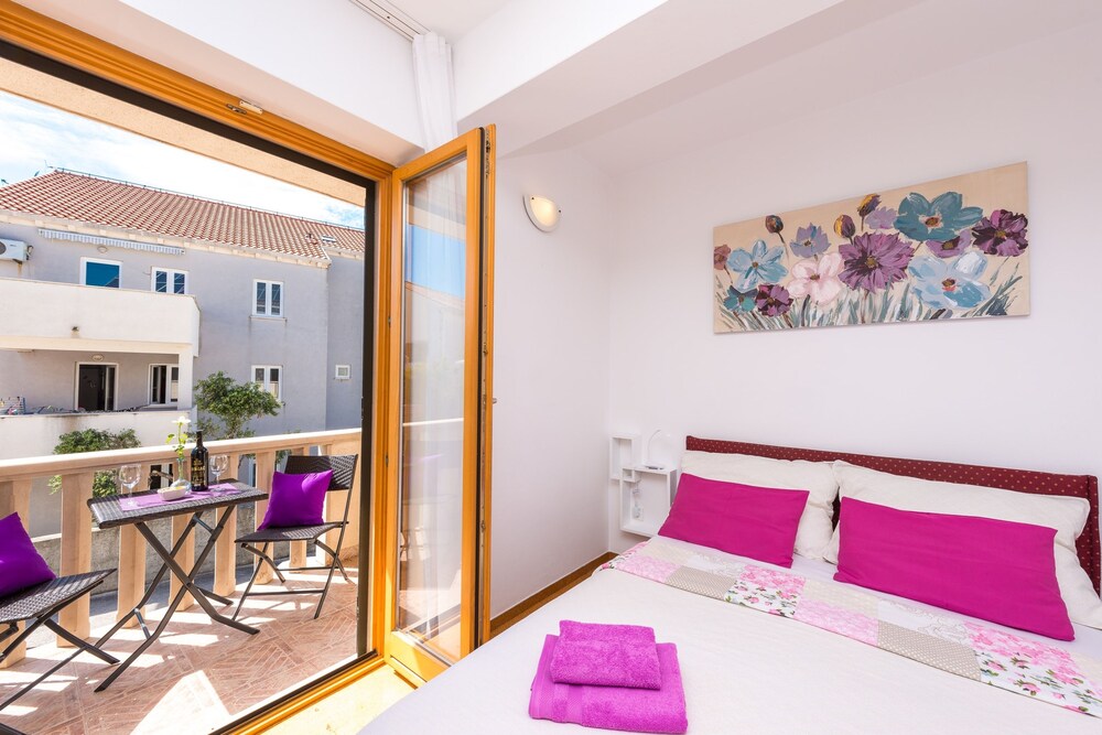 Apartments & Rooms Cina
