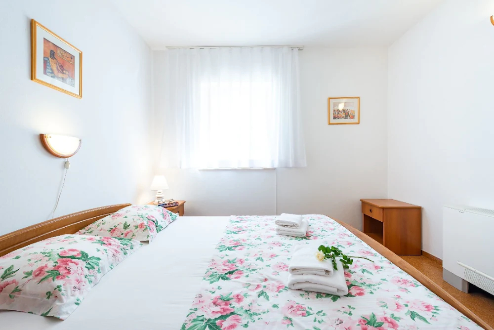 Apartments & Rooms Cina