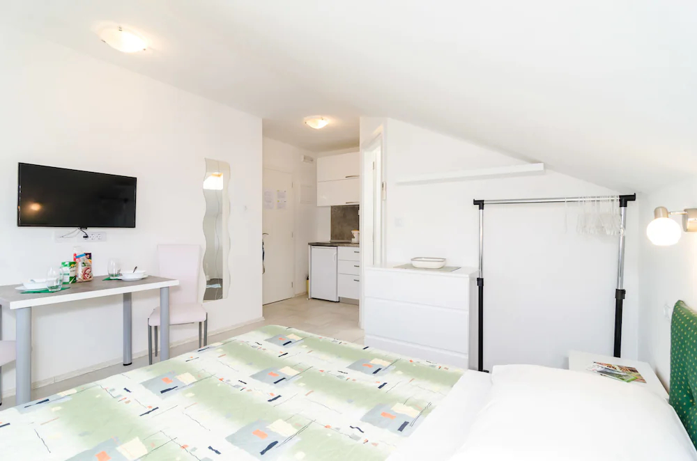 Apartments & Rooms Cina