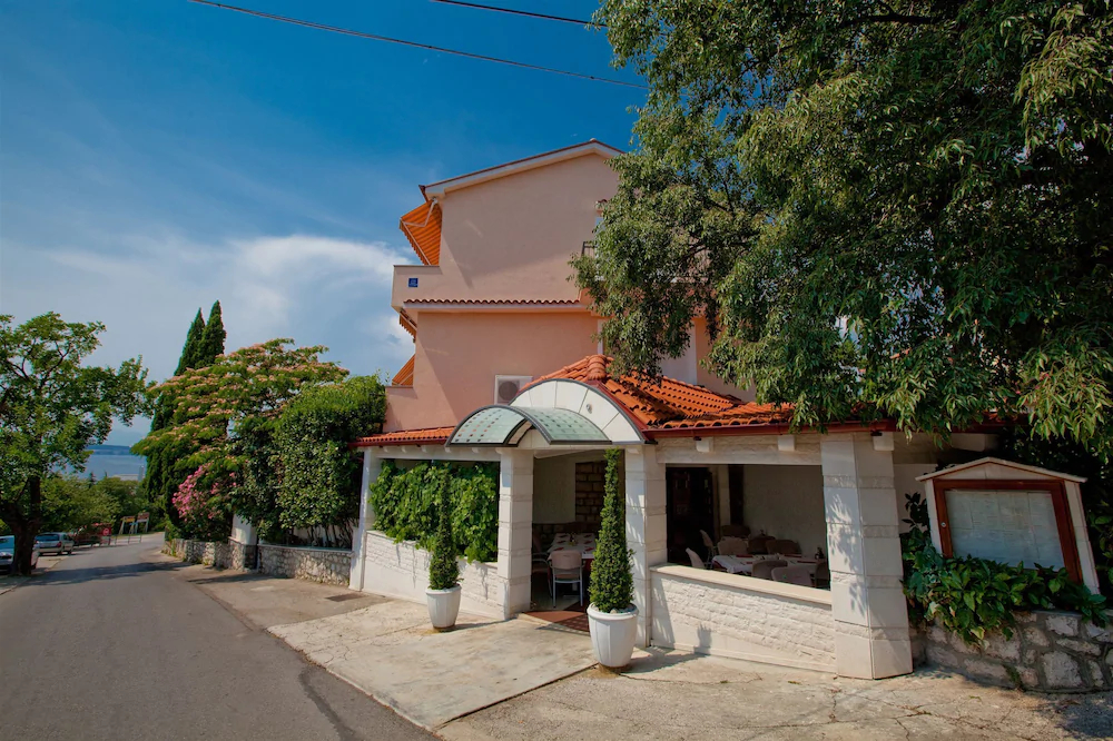 Apartments and Rooms Nensi