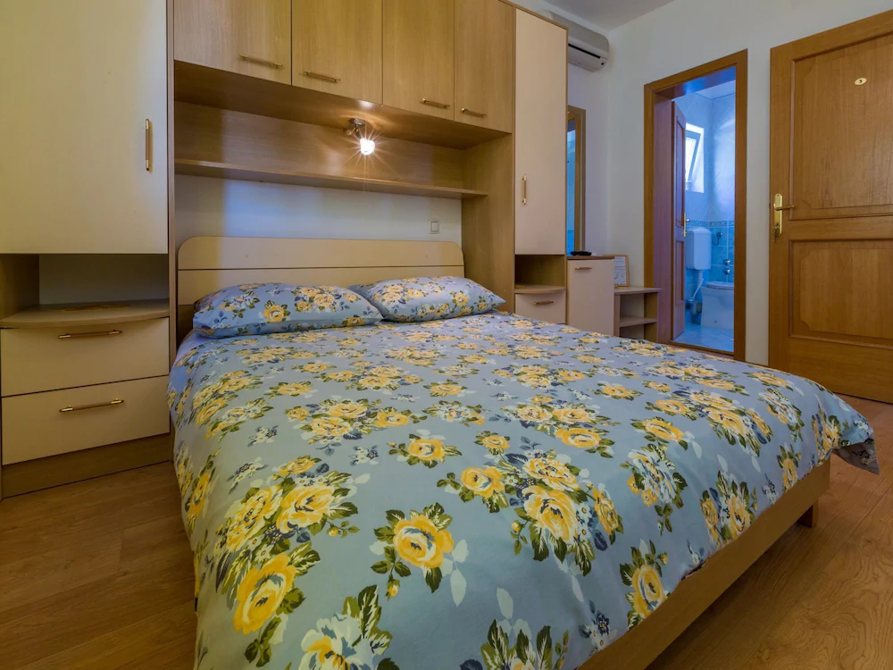 Apartments and Rooms Nensi