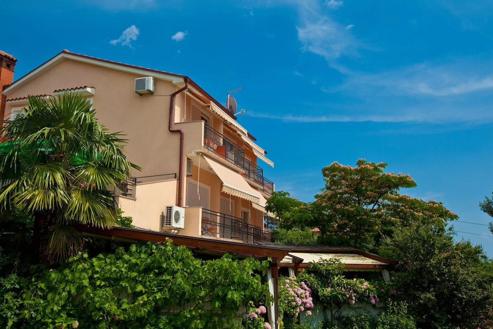 Apartments and Rooms Nensi