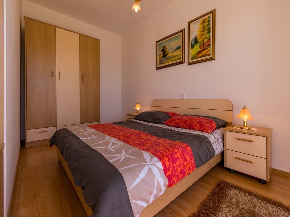 Apartments and Rooms Nensi