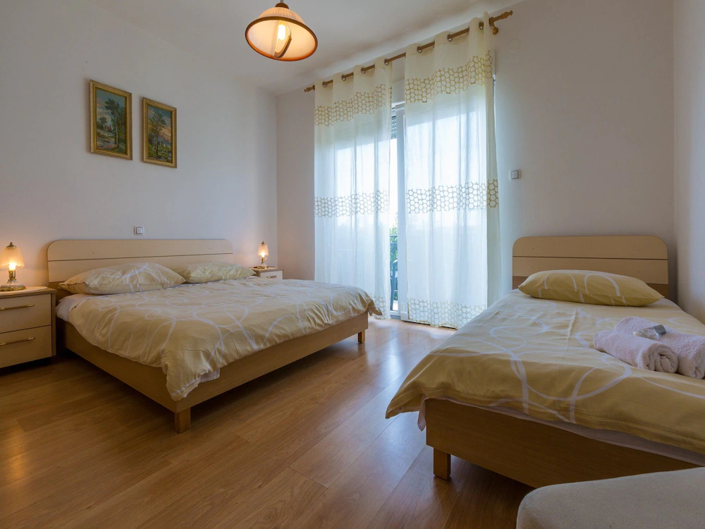 Apartments and Rooms Nensi