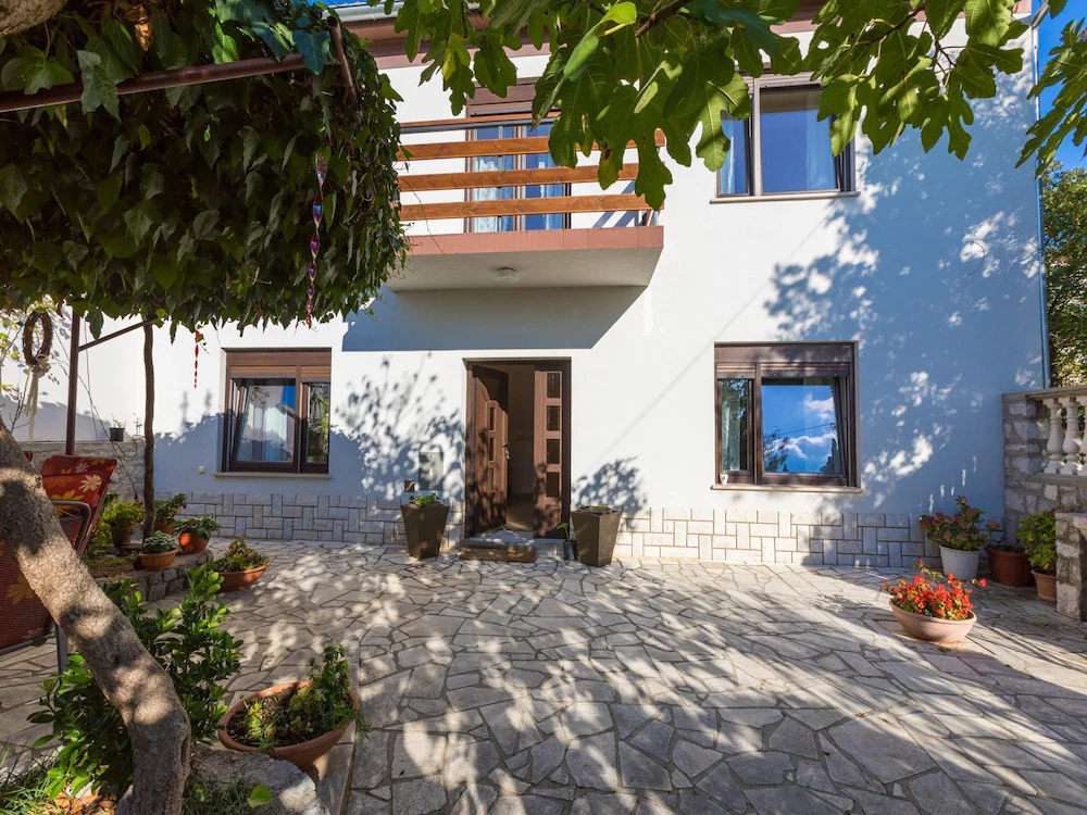 House Barbara