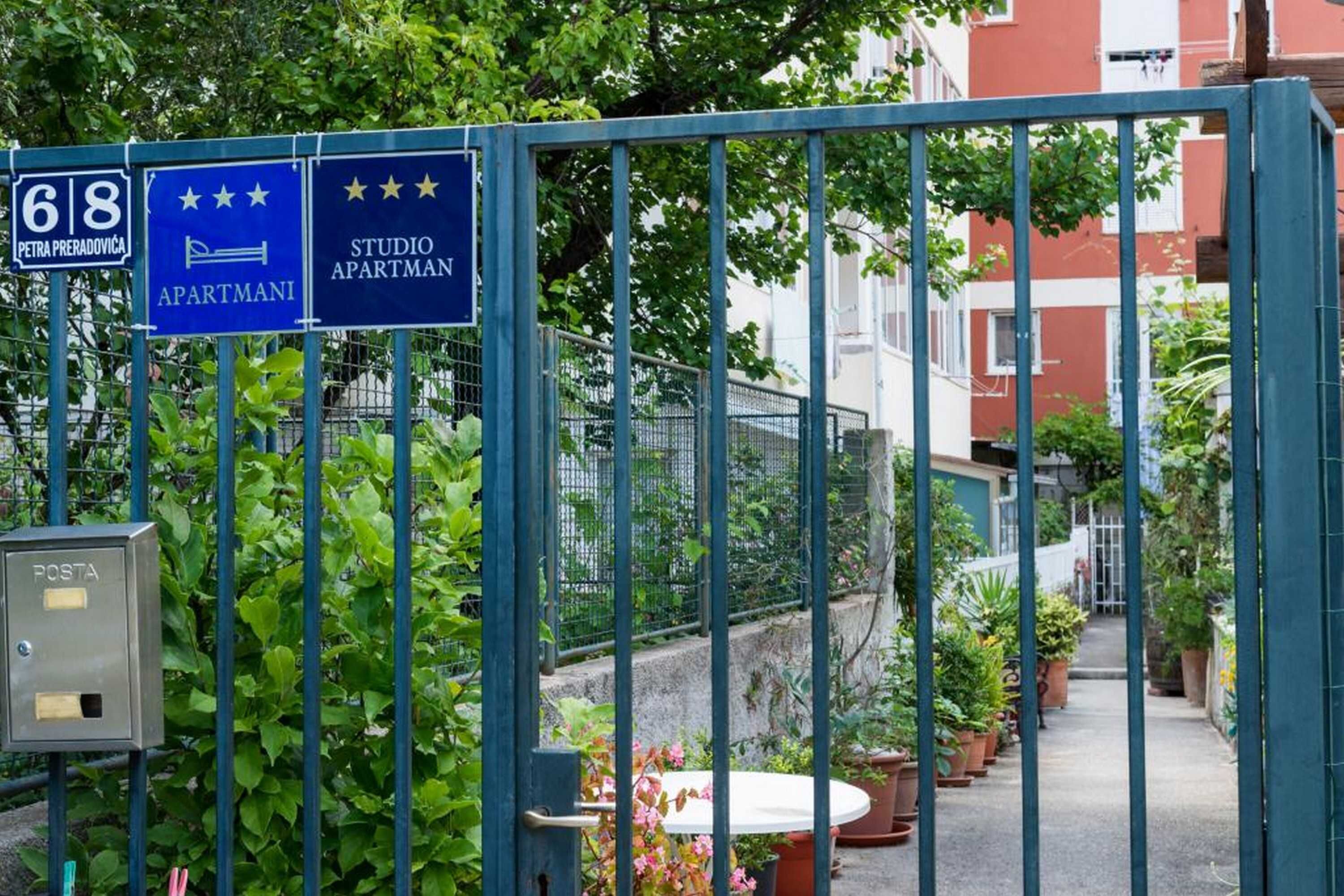 Apartments & Room Frane