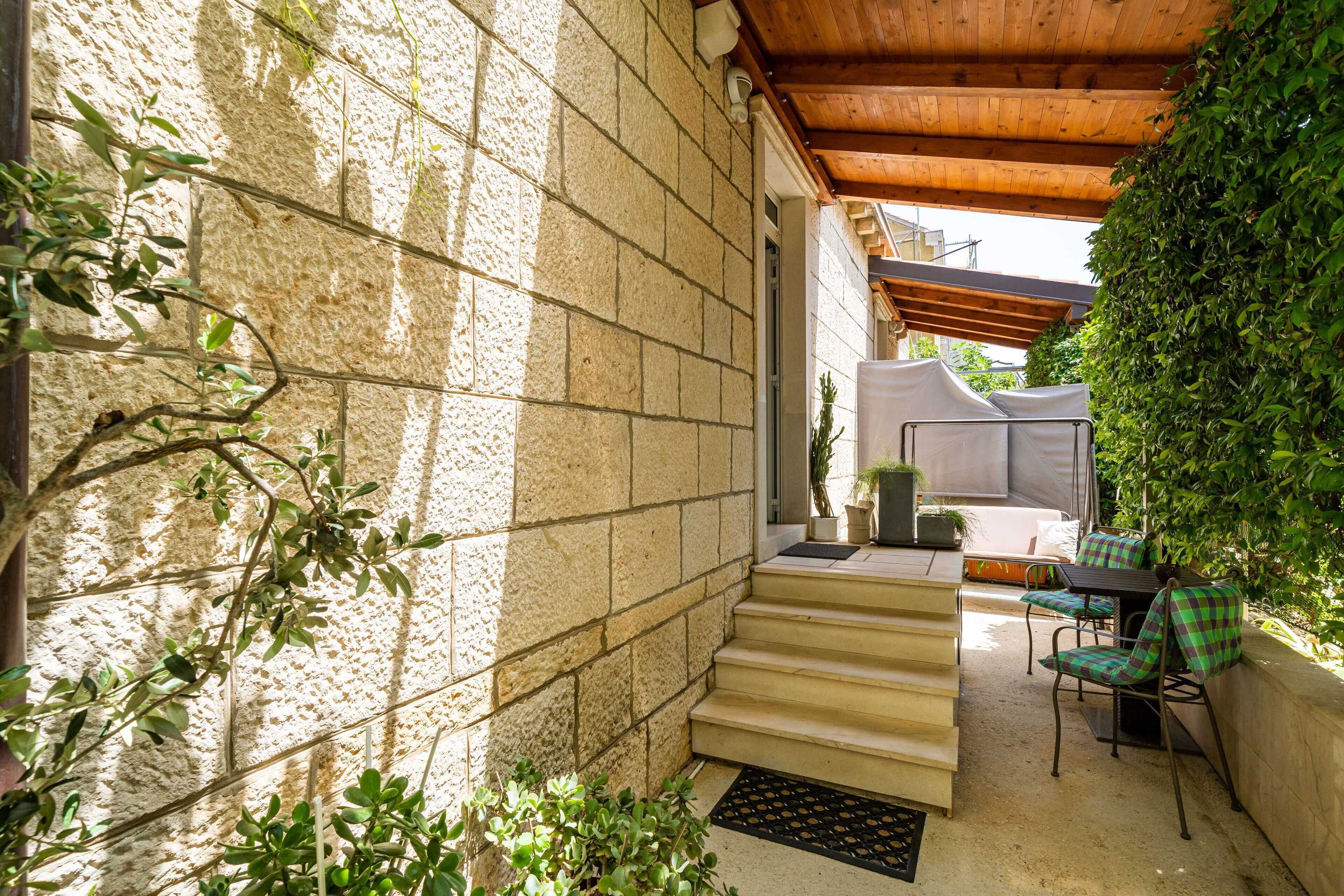 Apartments & Room Frane