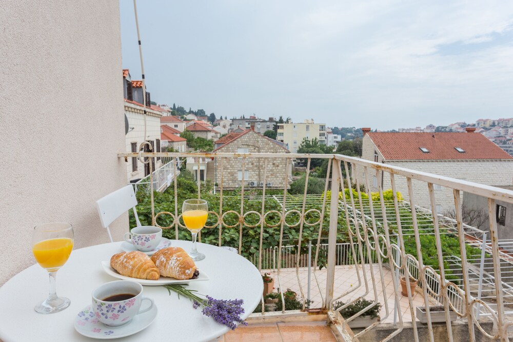 Ellu Apartments