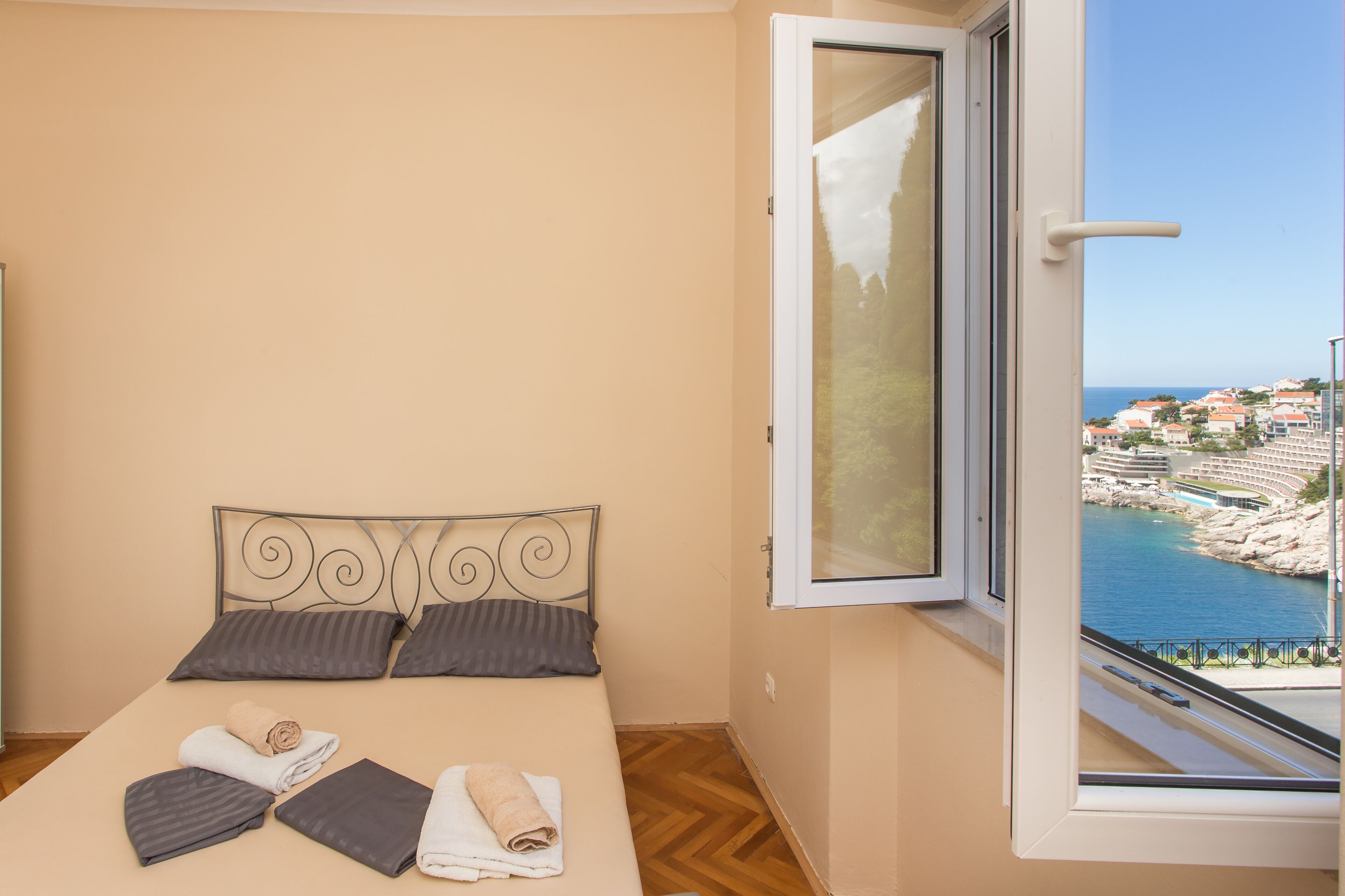 MJ's Sea Side Rooms