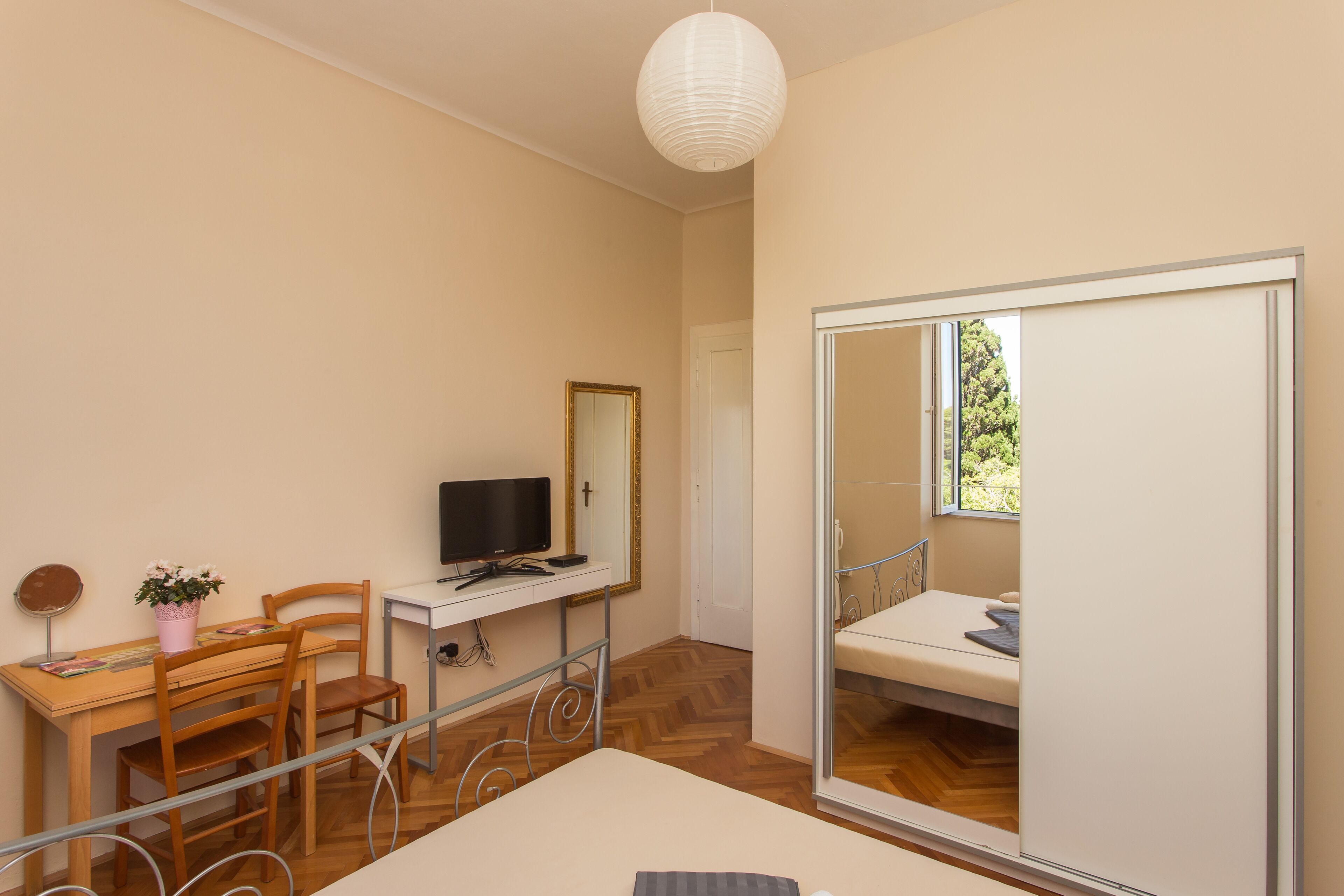 MJ's Sea Side Rooms