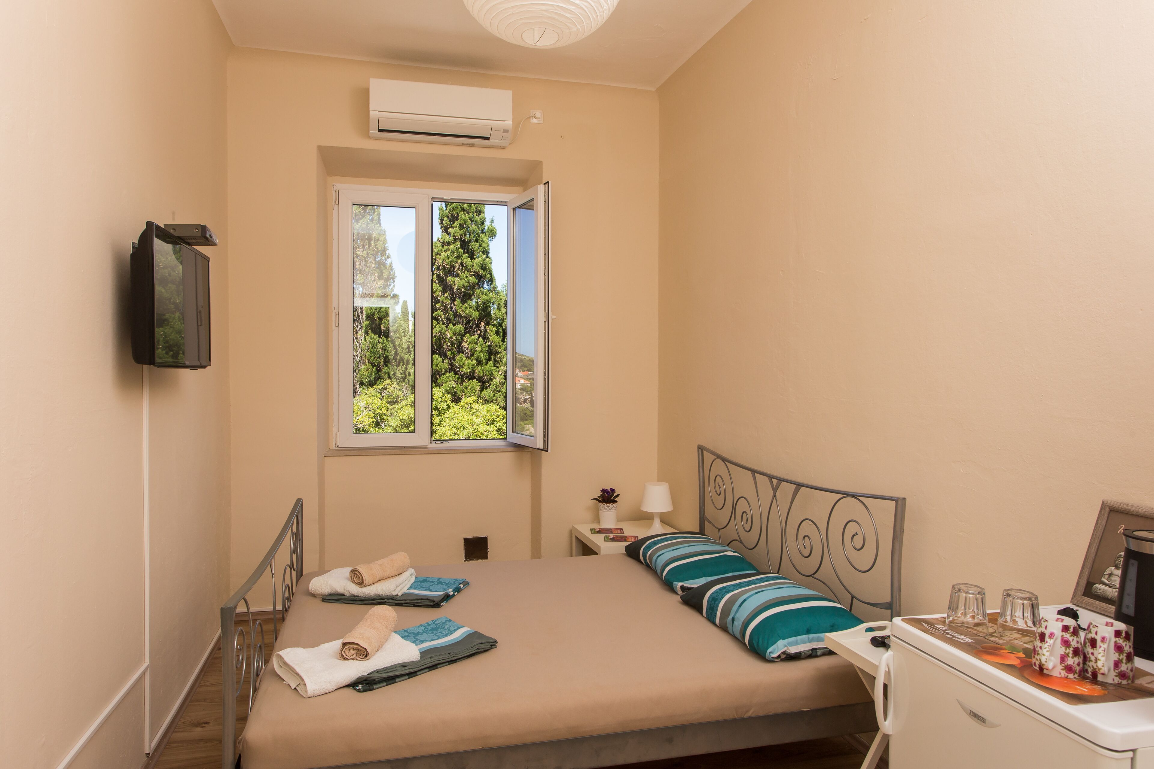 MJ's Sea Side Rooms