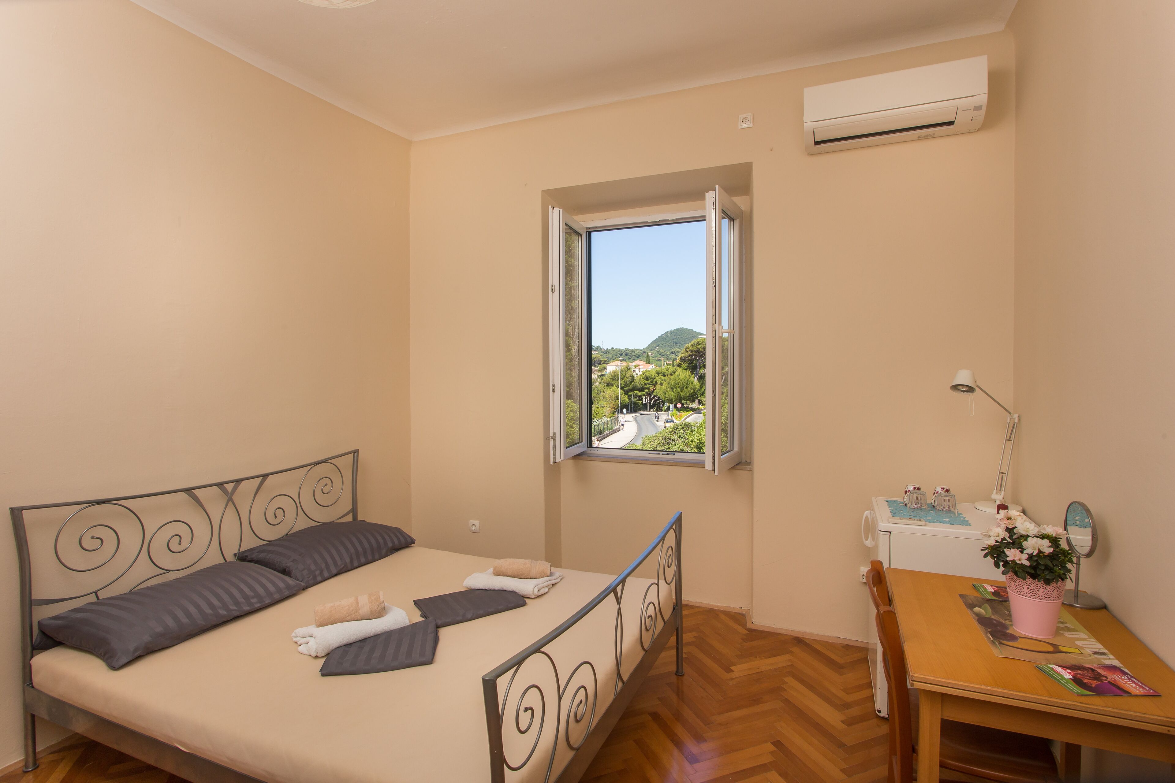 MJ's Sea Side Rooms