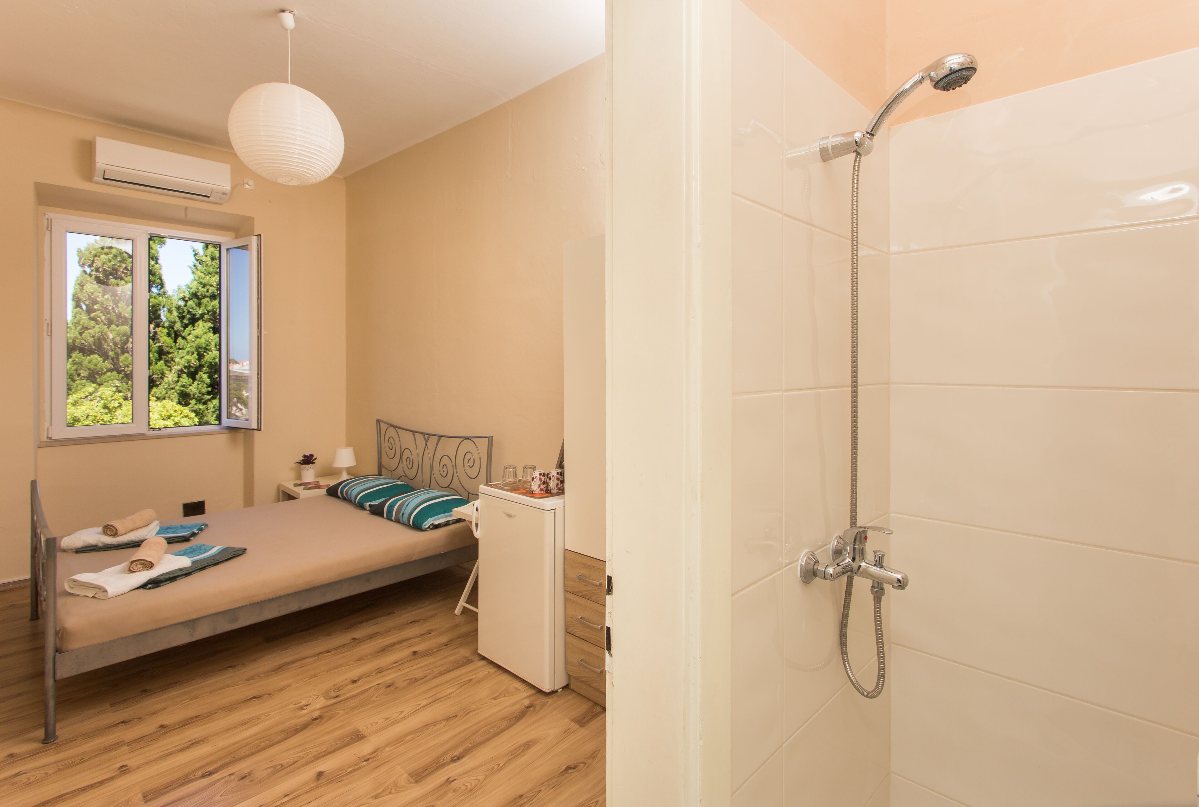 MJ's Sea Side Rooms