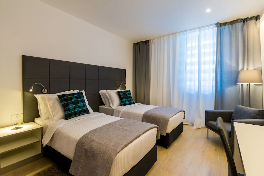 Rooms4U