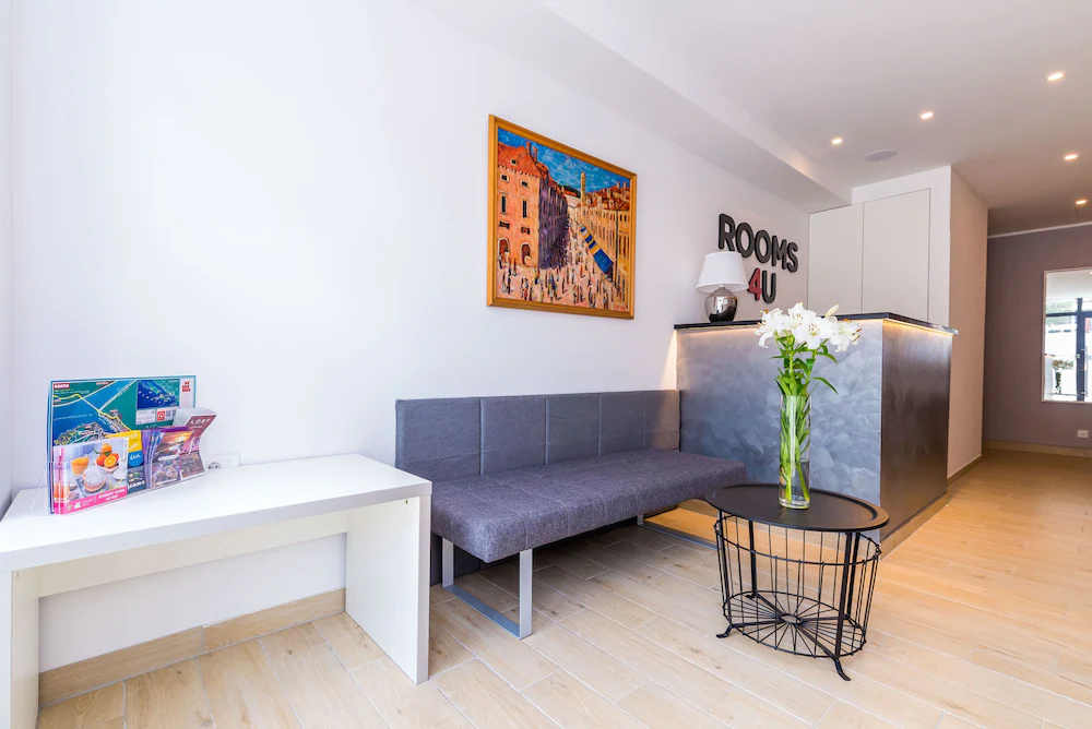 Rooms4U