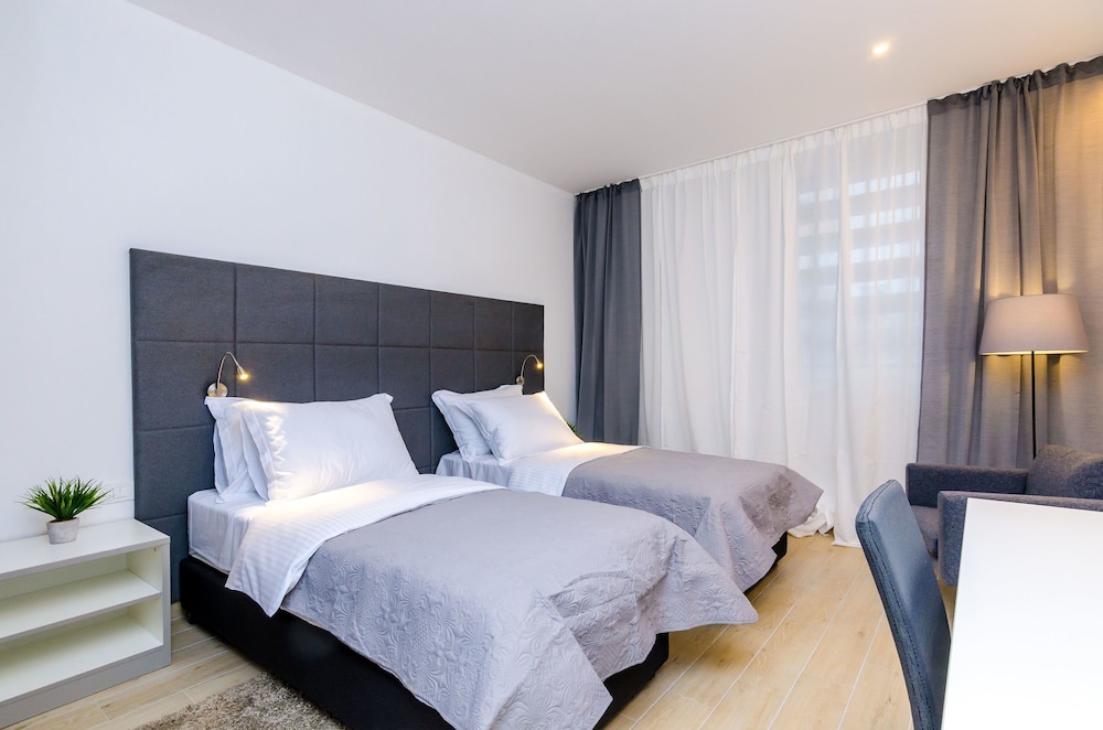 Rooms4U