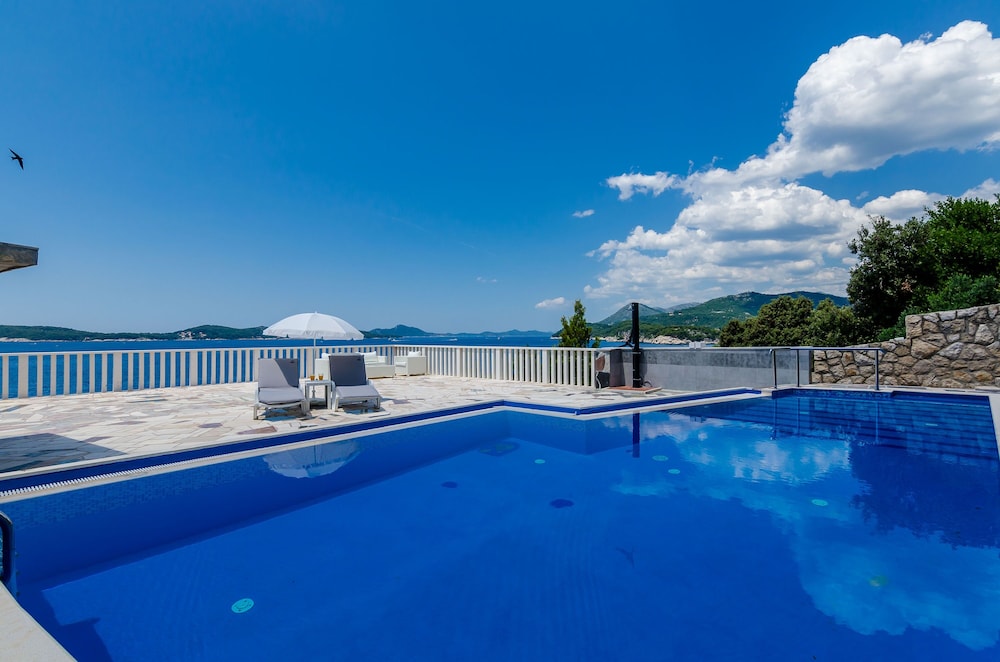 Sea & Stone Apartments