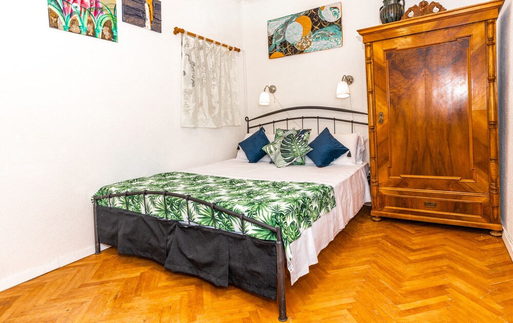Star Rooms & Studios