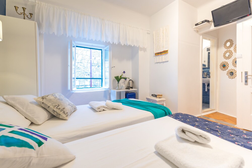 Star Rooms & Studios