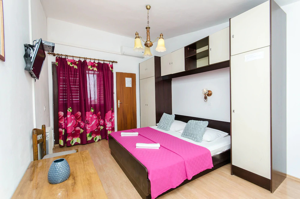Apartment And Rooms Ivan