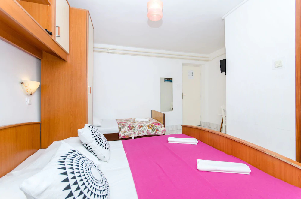 Apartment And Rooms Ivan