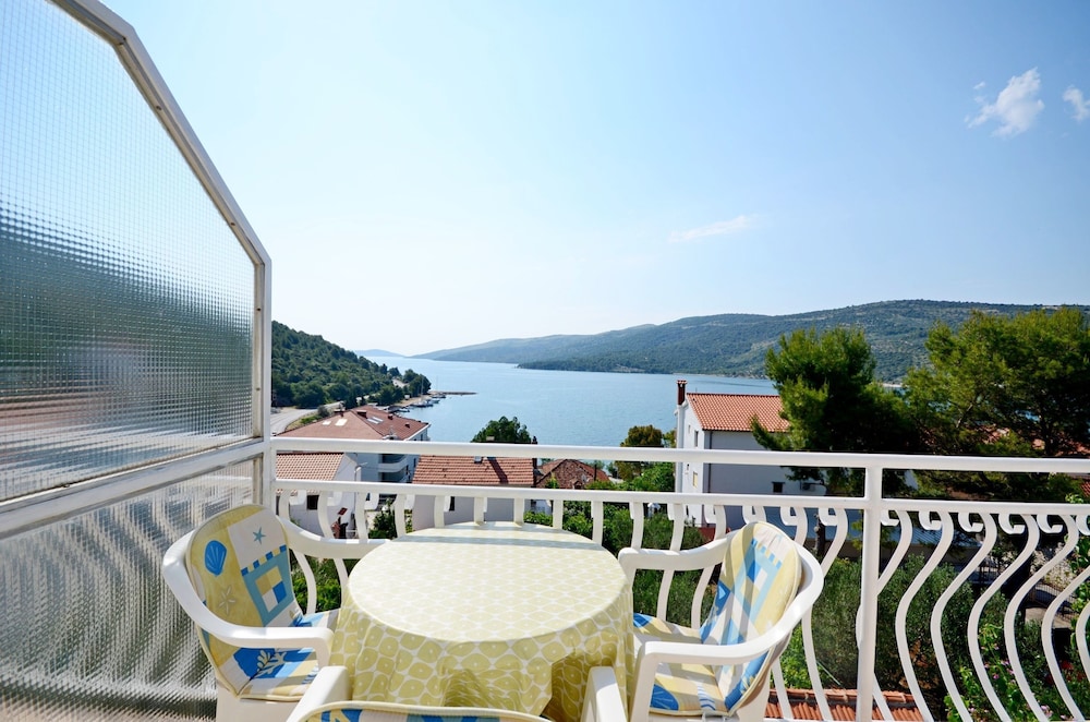 Apartments Jakov