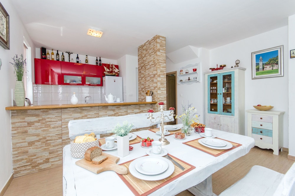 House Anela