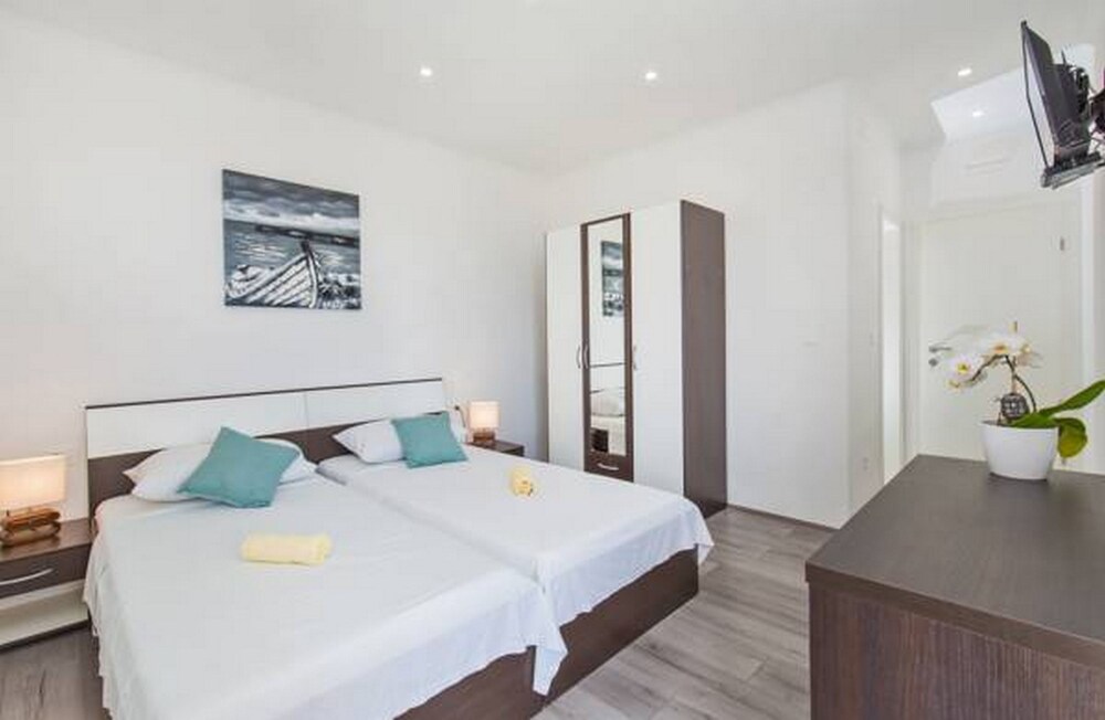 Accommodation Duper