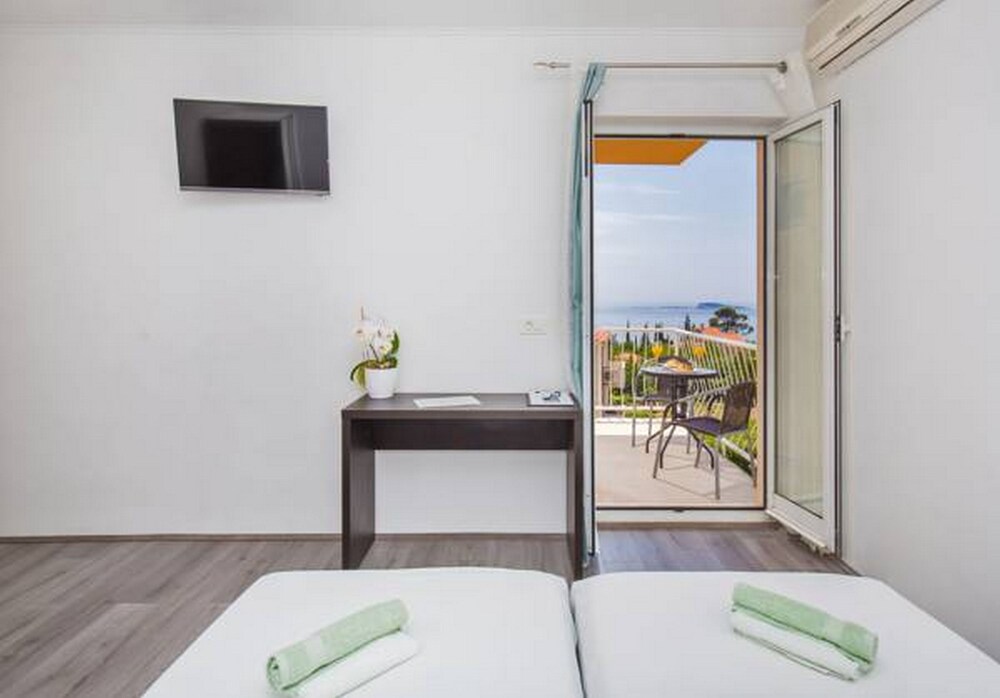 Accommodation Duper