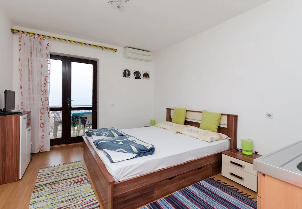 Apartments and Room Sreten