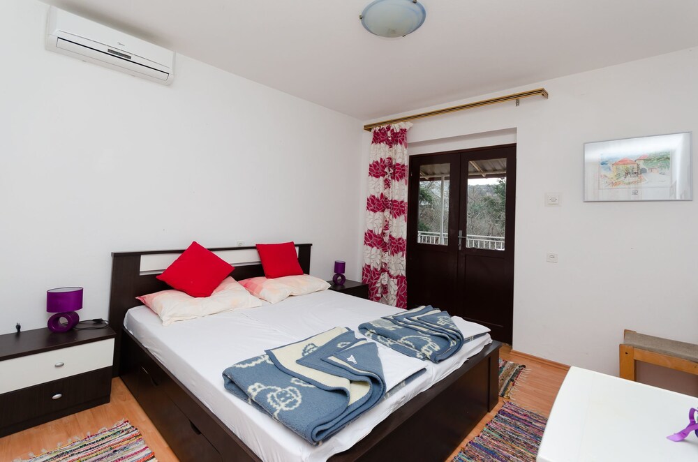 Apartments and Room Sreten