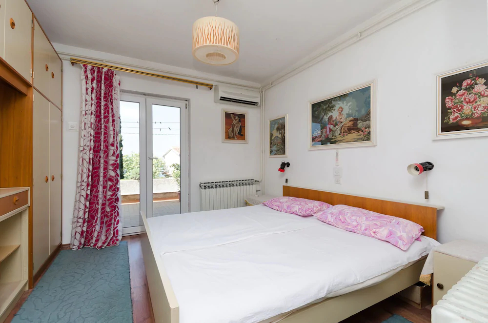 Apartments and Room Sreten
