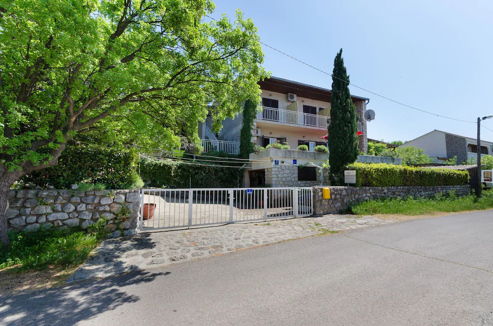 Apartments and Room Sreten