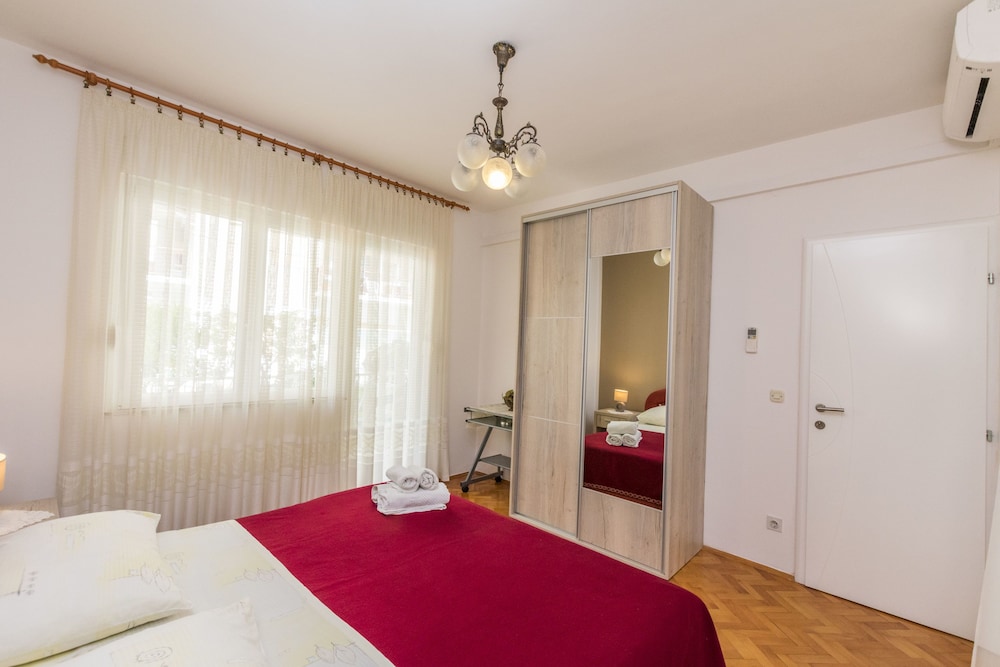 Apartments and Room Mirjana