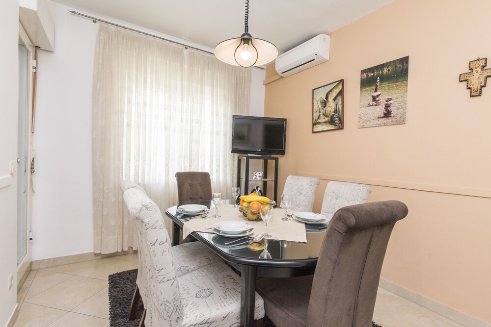 Apartments and Room Mirjana