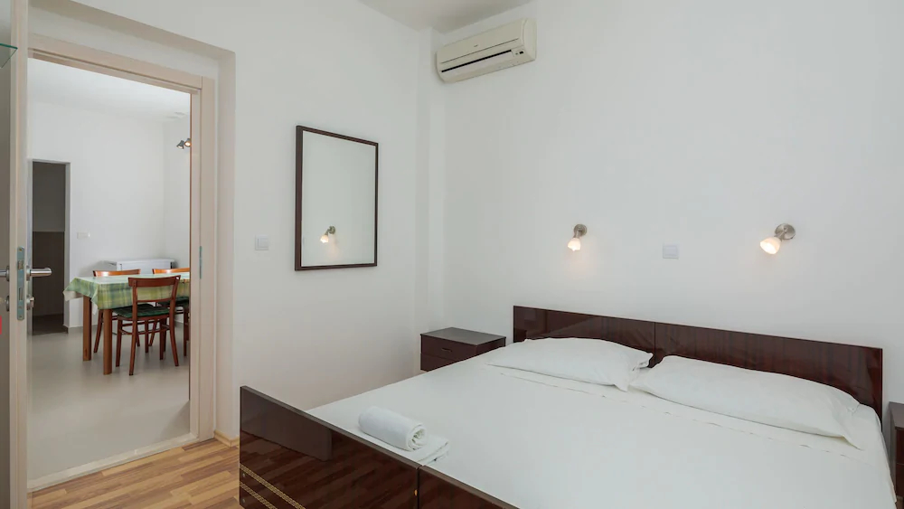Apartments And Rooms Denis