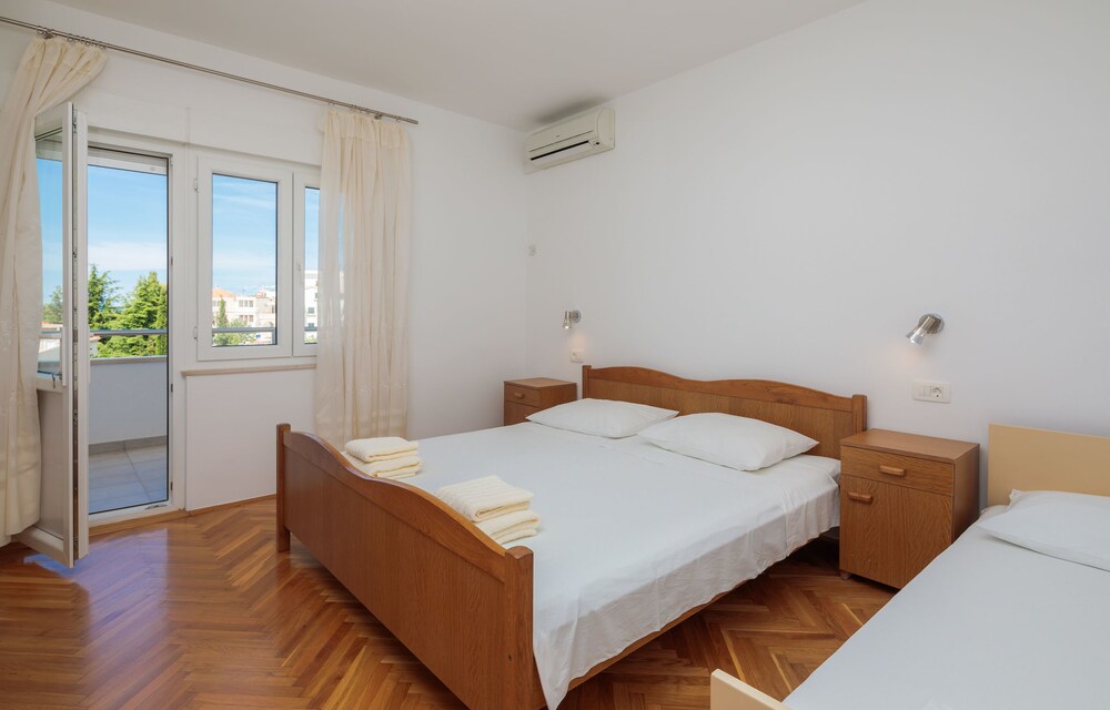 Apartments And Rooms Denis