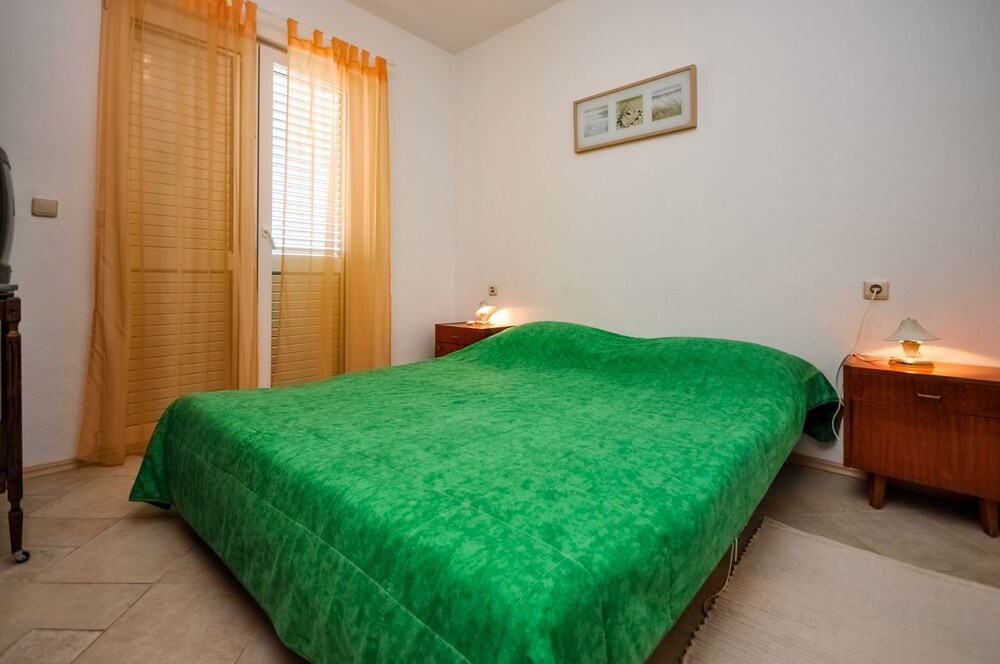 Apartments and Rooms Nikola