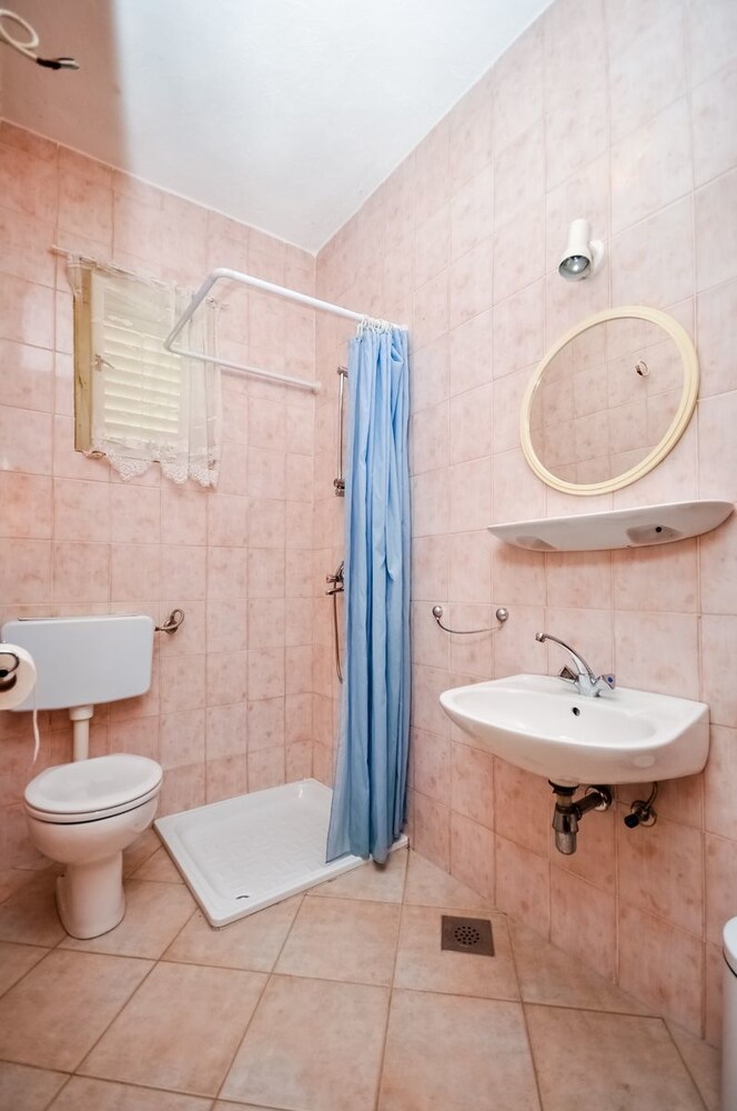 Apartments and Rooms Nikola