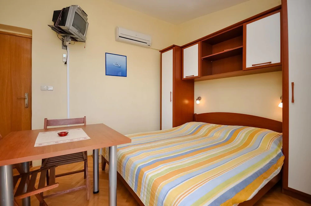 Apartments and Rooms Nikola