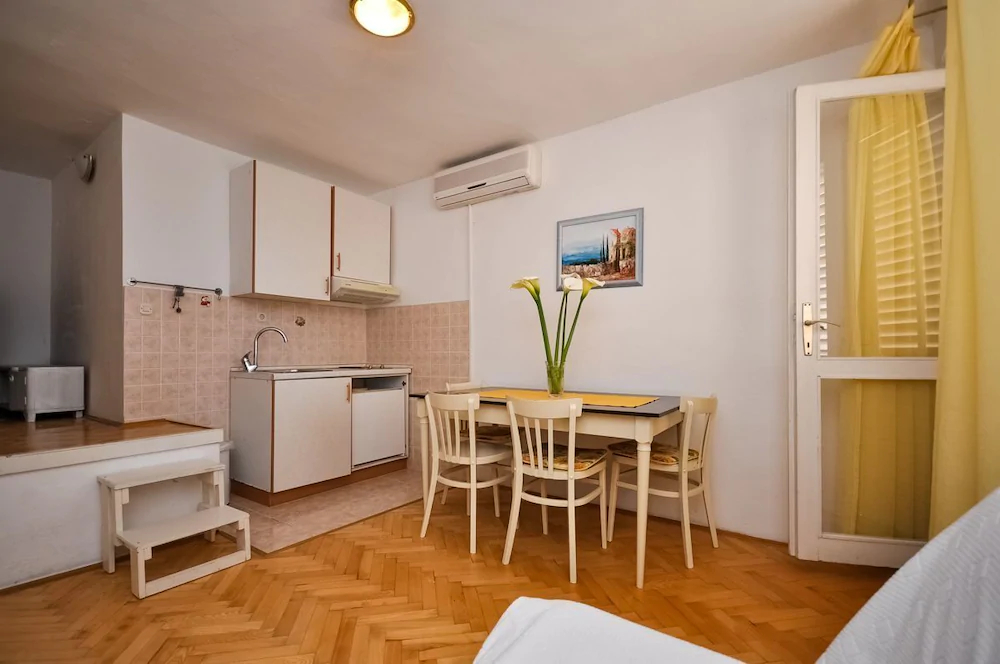 Apartments and Rooms Nikola