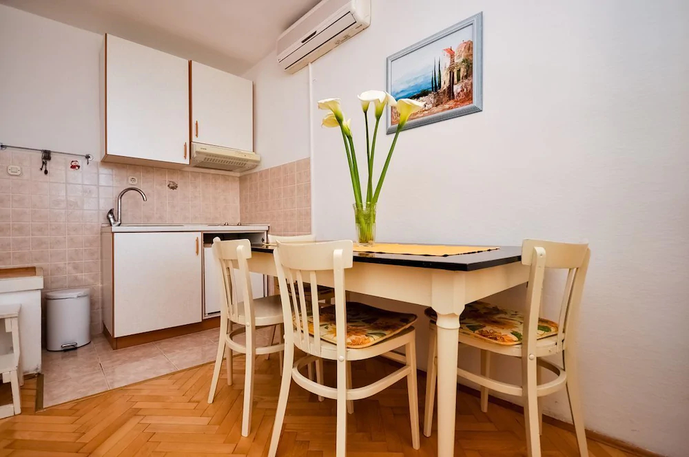 Apartments and Rooms Nikola