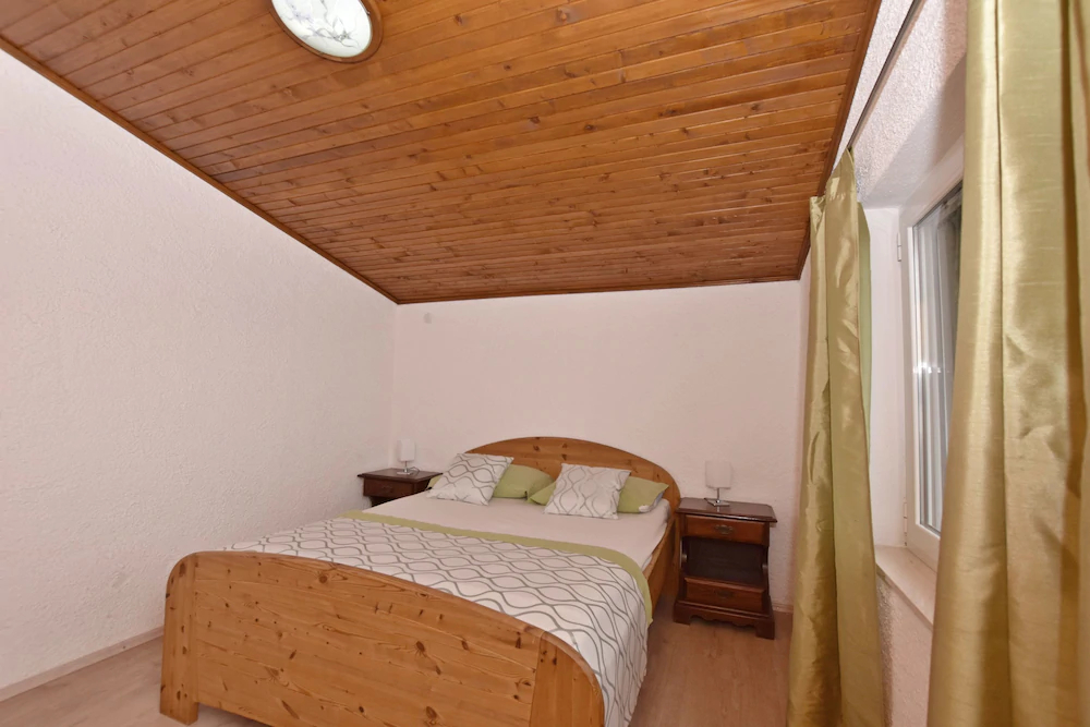 Apartments Mladen