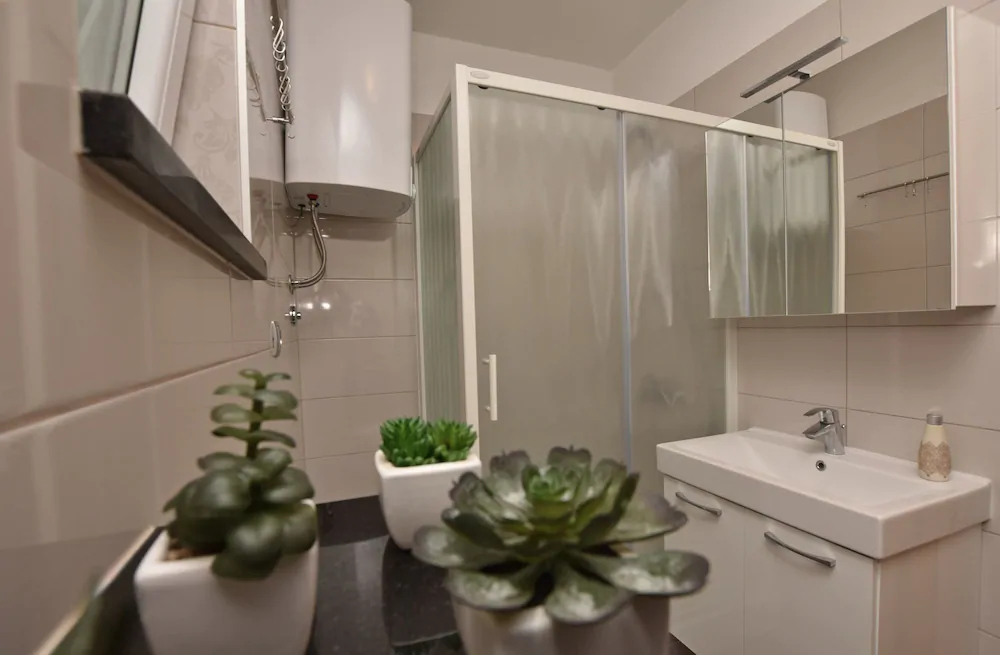 Apartments Mladen