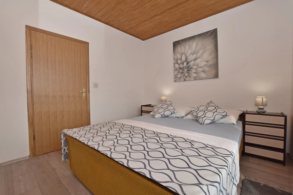 Apartments Mladen