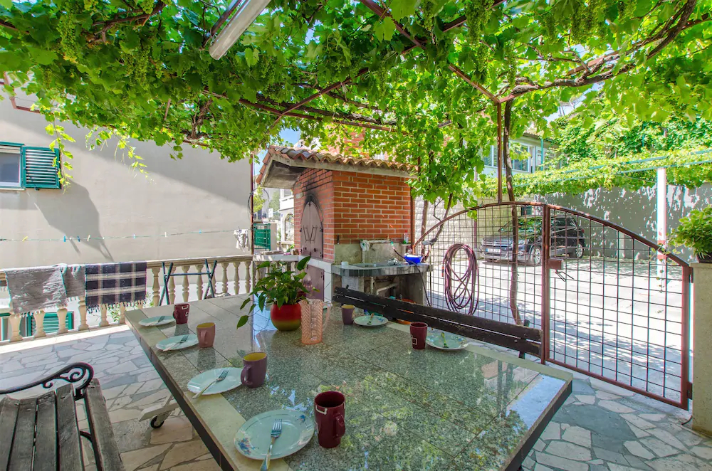 Apartments Mladen
