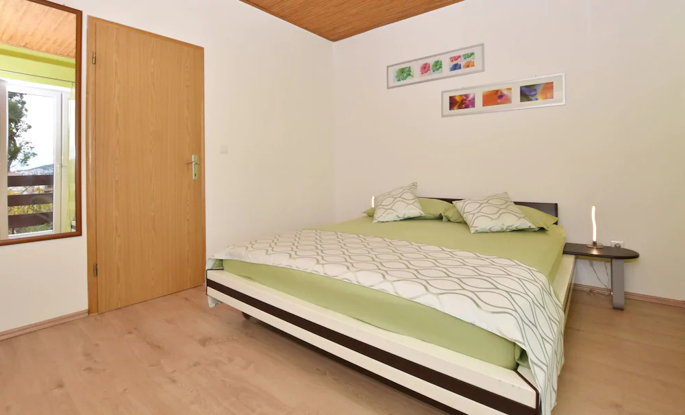 Apartments Mladen