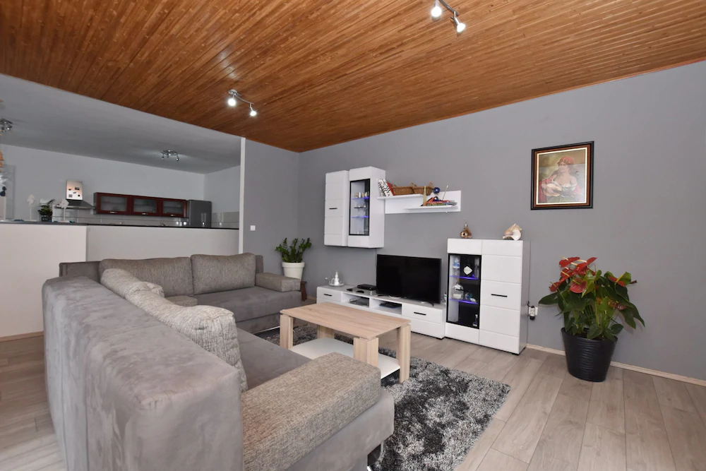 Apartments Mladen