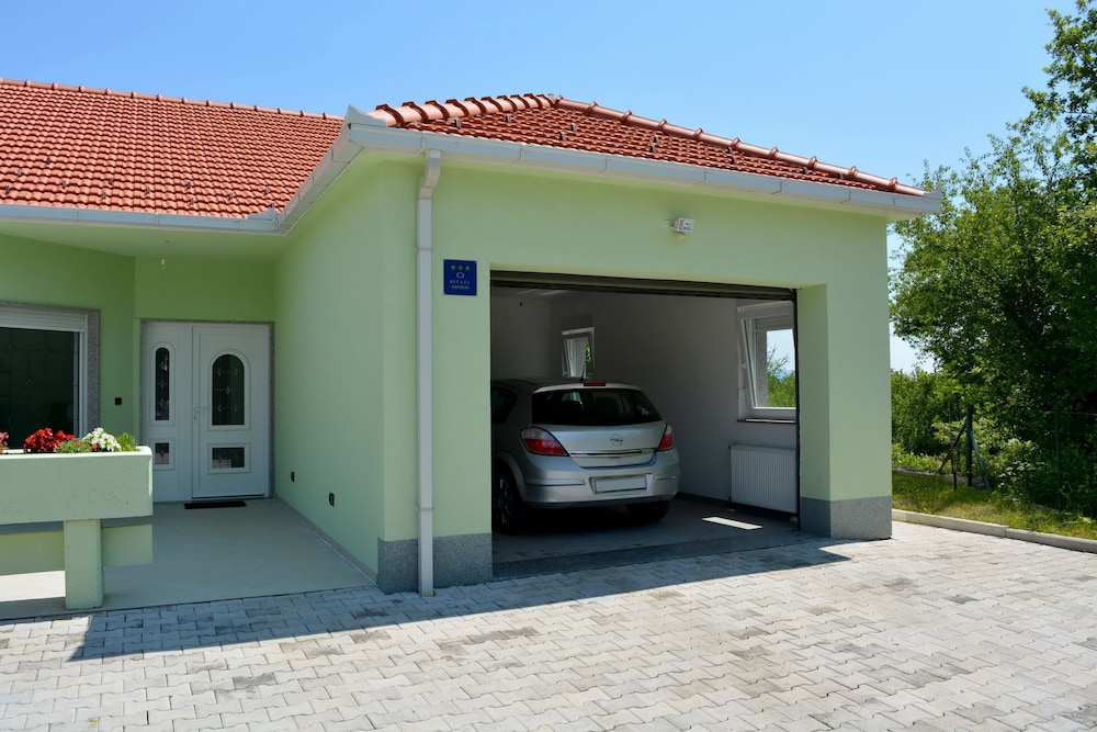 Holiday House 4M