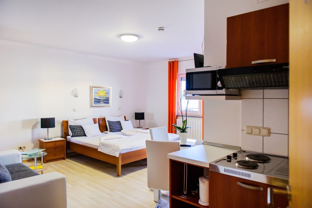 Apartment And Rooms Ana
